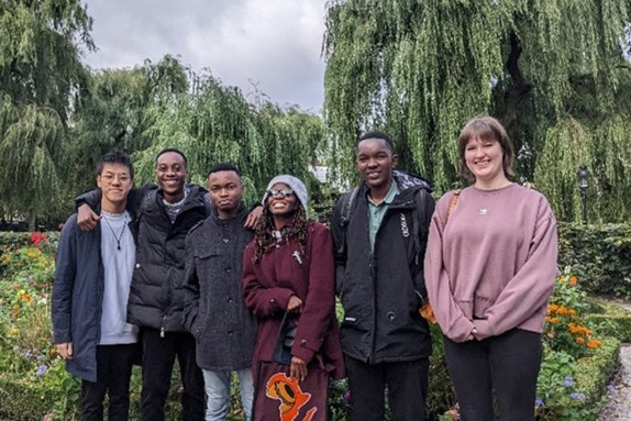 Studenterna från Tanzania och de två faddrarna. Foto: RKH