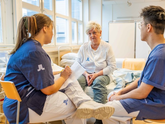 Sjuksköterskestudenter som samtalar med en patient. Foto: Jenny Frejing