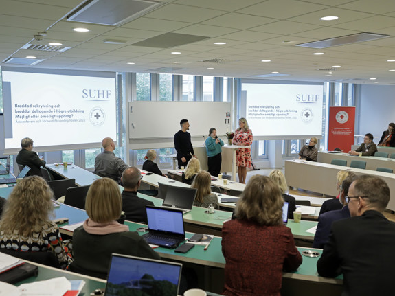 Sjuksköterskestudenterna Mojje och Marlene intervjuas av Susanne Georgsson, rektor vid Röda Korsets Högskola. Foto: Sören Andersson