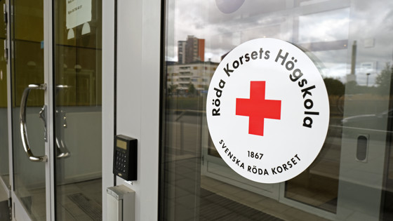 Entré till Röda Korsets Högskola. Foto: Jenny Frejing