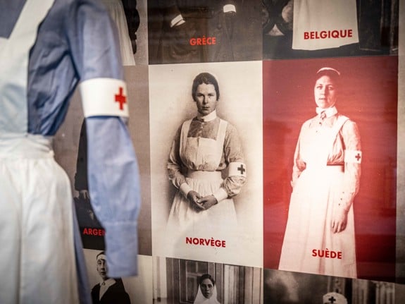 Monter med sjuksköterskor från historien. Foto: Jenny Frejing