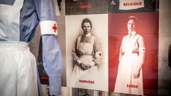 Monter med sjuksköterskor från historien. Foto: Jenny Frejing