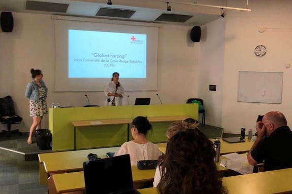 Bild av Stéphanie Paillard-Borg som håller föreläsning på Institut Régional de Formations Sanitaire et Sociale Rhône-Alpes, Croix-Rouge Française