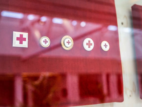 Sjuksköterskebroscher från Röda Korsets Högskola. Foto: Jenny Frejing