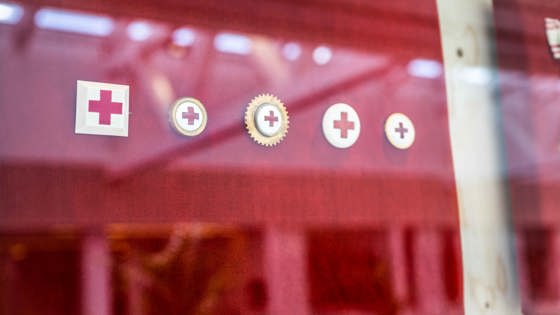 Sjuksköterskebroscher från Röda Korsets Högskola. Foto: Jenny Frejing