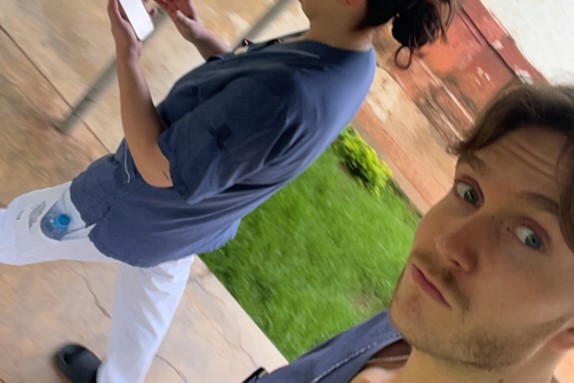 Axel med reskamrat Ida. Foto: Privat