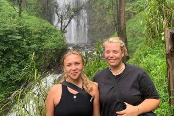 Linnea och reskamrat Saga. Foto: Privat