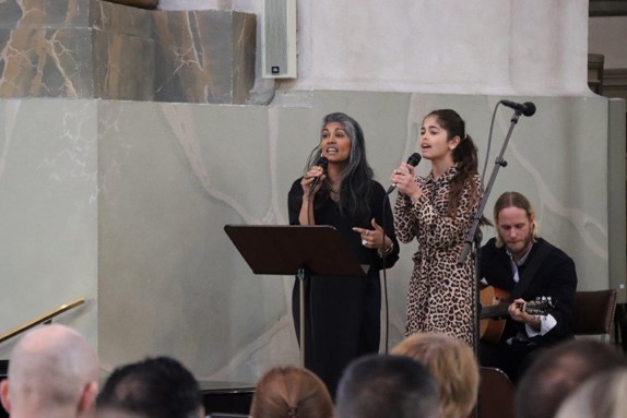 Bild av Victoria och Lilly Ann som sjunger & Tobias Frelin på gitarr.