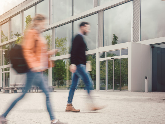 Suddig bild av studenter.