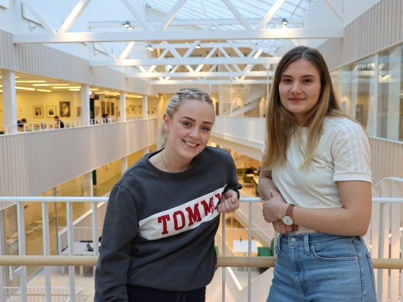 Norska sjuksköterskestudenterna Camilla och Anja på utbyte i Sverige. Foto: RKH