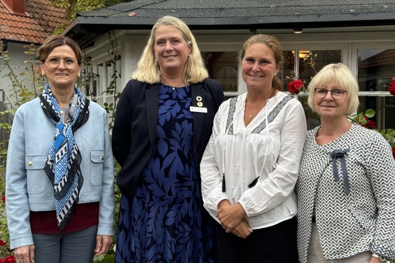 Birgitta Bisholt, professor och prefekt vid Röda Korsets Högskola, Susanne Georgsson, professor och rektor vid Röda Korsets Högskola, Maria Haak, professor och vice-rektor för forskning vid Högskolan Kristianstad och Anna-Karin Edberg, professor och studierektor för forskarutbildningen i vårdvetenskap vid Högskolan Kristianstad.