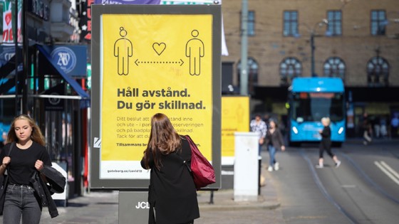 Bild från en gata i Sverige under covid-19 pandemin med uppmaning om att hålla avstånd. Foto: Mostphotos.