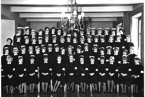 Avgångsklassen 1965 tog sin sjuksköterskeexamen från Röda Korsets sjuksköterskeskola. Foto: Privat