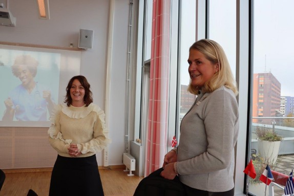 Bild av minister och rektor.