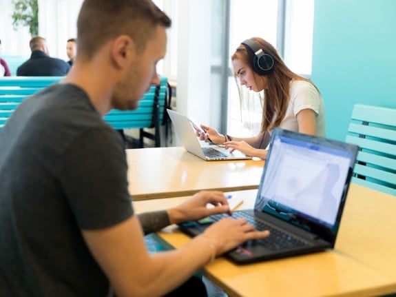 Studenter som studerar. Foto: Mostphotos.