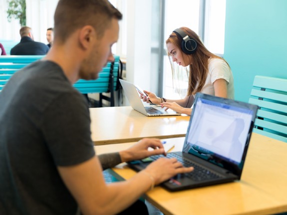 Studenter vid datorer. Foto: Mostphotos