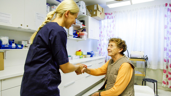 Patient som tas emot av en kvinnlig sjuksköterska. Foto: Mostphotos