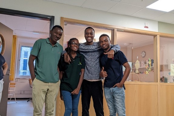De tanzaniska studenterna Moses, Kelvin, Fortunata och Issack från Kilimanjaro Christian Medical University College. Foto: Privat