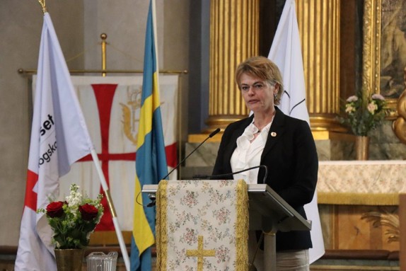 Bild av Maria Andersson, programansvarig för sjuksköterskeprogrammet vid Röda Korsets Högskola som håller tal.