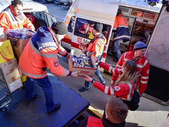 Bild av evakuerade i tunnelbanestation.