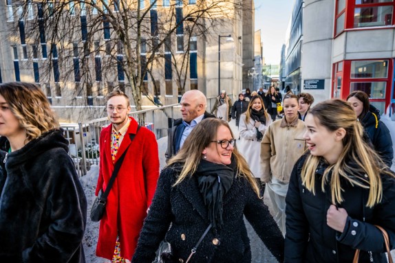 Studenter påväg till examens högtiden