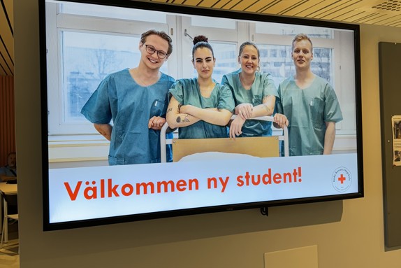 Infoskärm med välkomstmeddelande till nya studenter. Foto: RKH