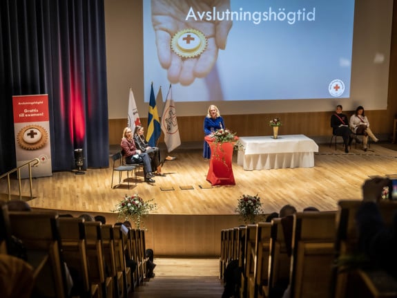 Avslutningshögtiden vid Röda Korsets Högskola med rektor Susanne Georgsson på scen. Foto: Jenny Frejing