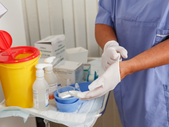 Sjuksköterska som förbereder blodprov. Foto: Mostphotos