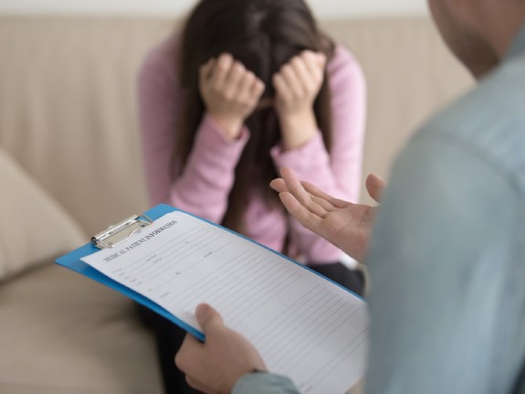 Psykolog som pratar med en kvinna. Foto:Mostphotos