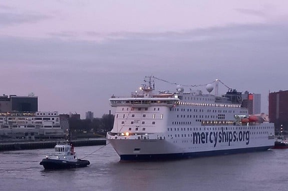 Bild av skeppet på väg in.