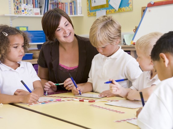 skolbarn med sin lärare. Foto:Mostphotos