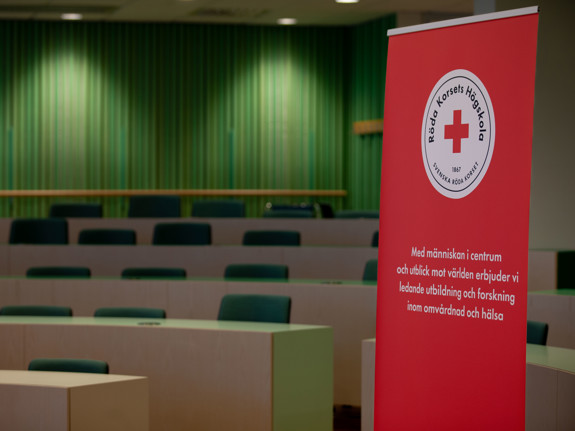 roll-up med Röda Korsets Högskolas logga