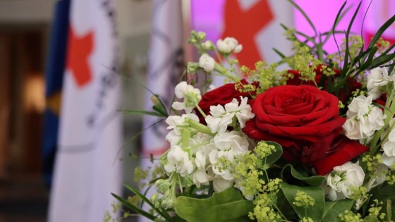 Bild av blommor vid avslutningshögtid.