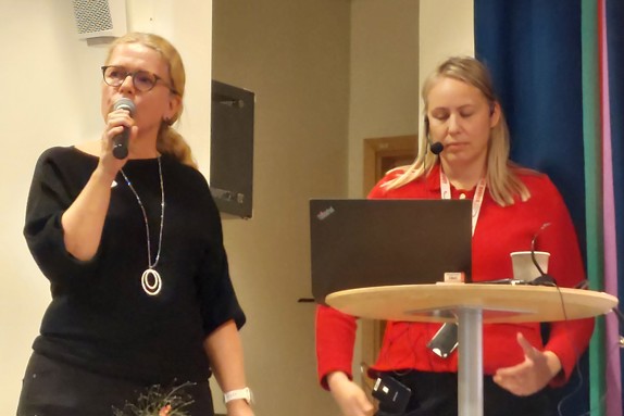 Carina Faag, adjunkt vid Röda Korsets Högskola och Sofie Prick Alam, socionom/kurator vid Svenska Röda Korset under Akademisk inspirationsdag om äldreomsorg. Foto: RKH