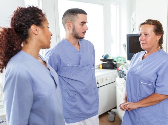 Samtal mellan tre sjuksköterskor. Foto: Mostphotos