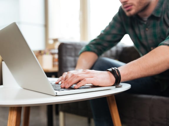 Person som arbetar på sin dator. Foto: Mostphotos