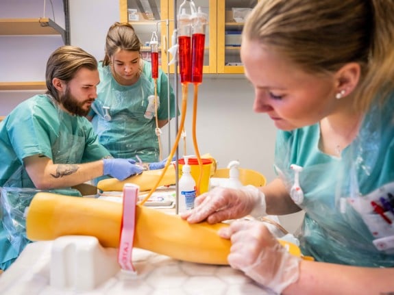 Studenter som övar på att ta blodprov. Foto: Jenny Frejing