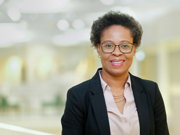 Leah Emegwa Okenwa är högskolelektor och docent i folkhälsovetenskap vid Röda Korsets Högskola.