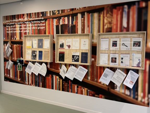 Bild på forskningsväggen vid Röda Korsets Högskola. Foto: Jenny Frejing