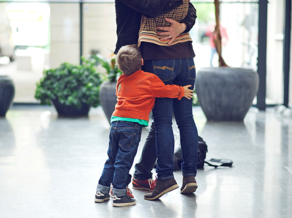 Barn som kramar sina föräldrar. Foto: Petter Johansson