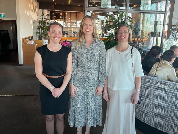 Jenny Cadstedt, Maria Gottvall och högskolans student Camilla Stålarm på möte med Florence Network. Foto: RKH