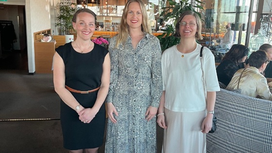 Jenny Cadstedt, Maria Gottvall och högskolans student Camilla Stålarm på möte med Florence Network. Foto: RKH