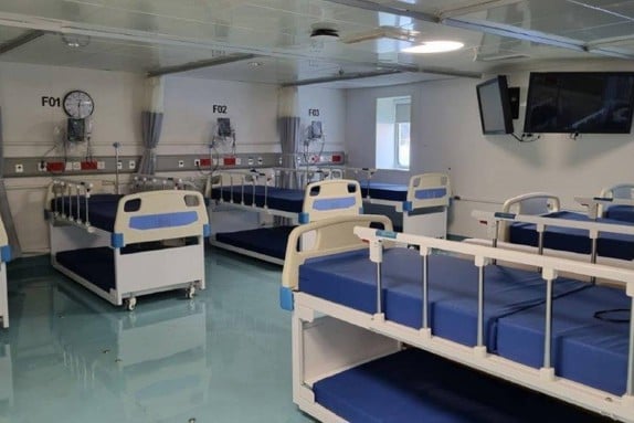 Bild av dubbla bäddar för patient och anhörig ombord på skeppet.