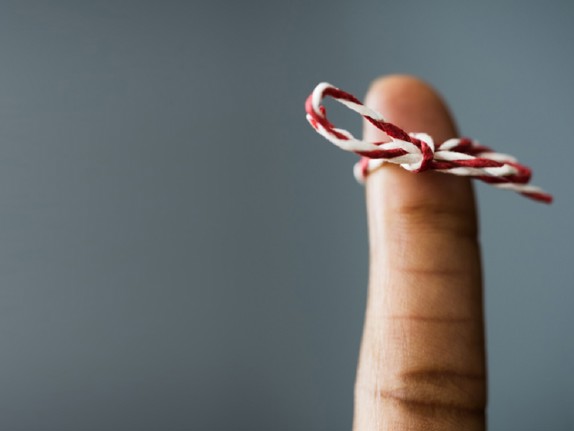 Finger med ett snöre knutet runt
