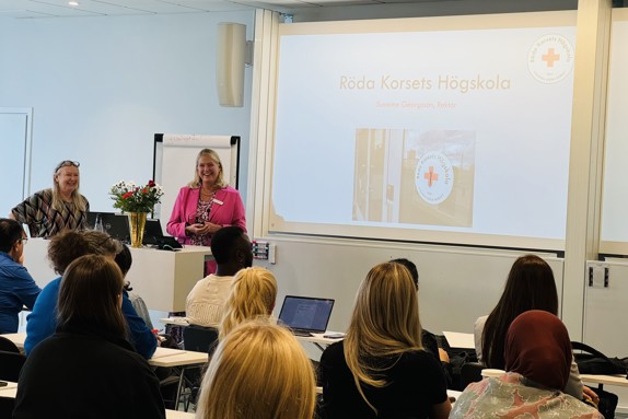 Rektor Susanne Georgsson och studierektor Cecilia Moberg välkomnar de nya studenterna vid specialistprogrammen. Foto: RKH