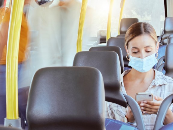 Kvinna med munskydd på en buss. Foto:Mostphotos