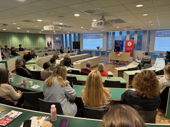 Johan Ekblad, verksamhetsutvecklare och kvalitetssamordnare på Studieförbundet Vuxenskolan i Malmö från Vitabussgruppen vid Svenska Röda Korset Malmökretsen, höll föreläsning om insatsen. Foto: RKH