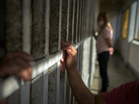 Händer genom galler