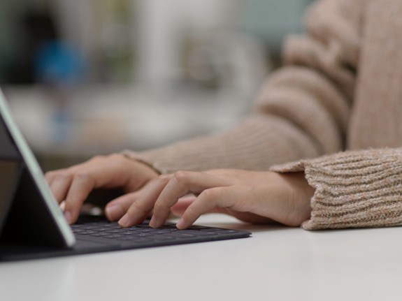 Student med sin dator. Foto: Mostphotos