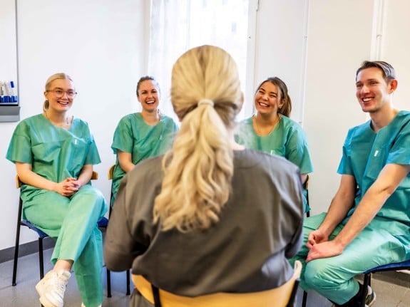Bild på studenter från Röda Korsets Högskola. Foto: Jenny Freijing